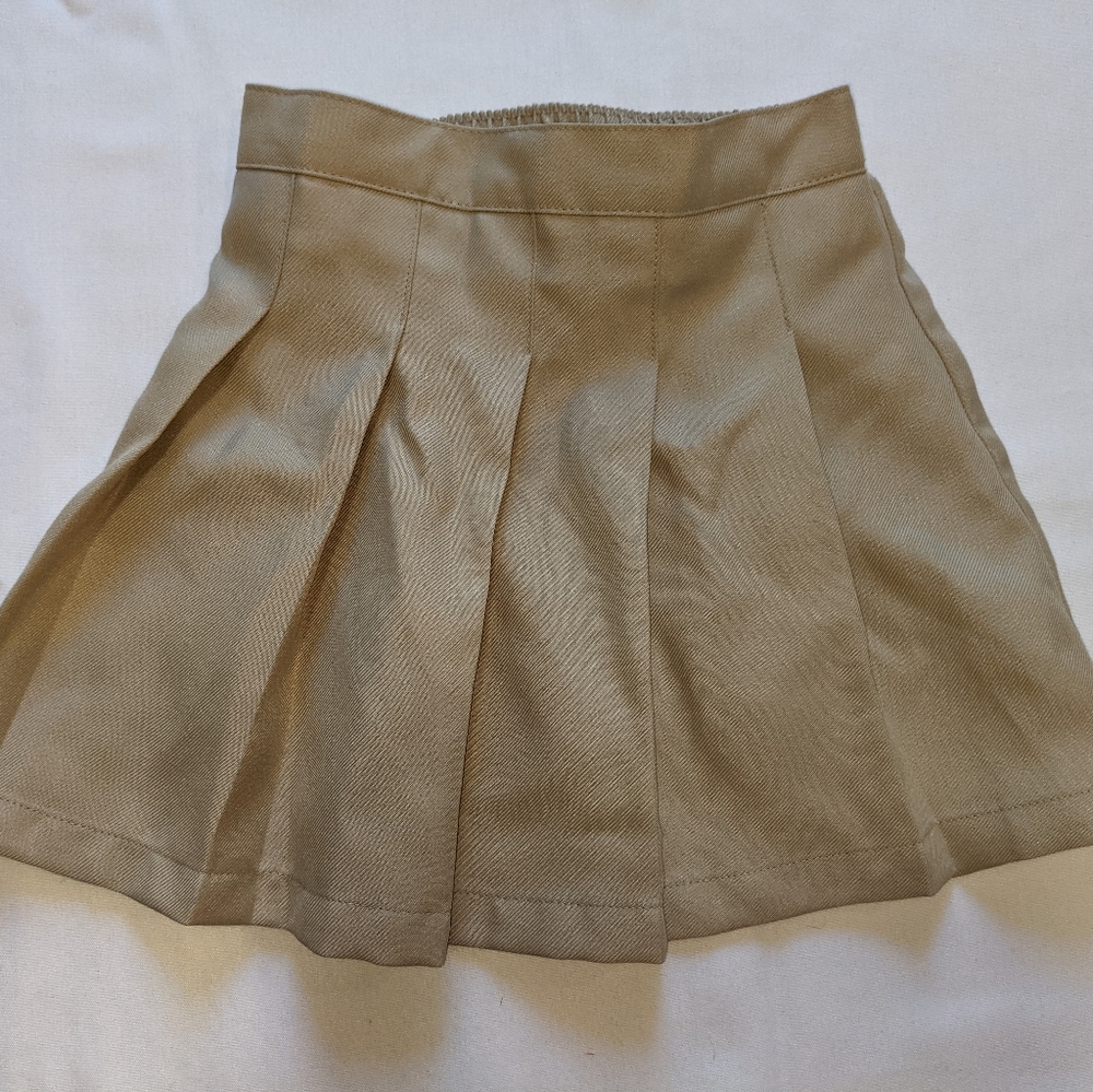 NWOT - Girls Izod Uniform Pleated Tan Skort